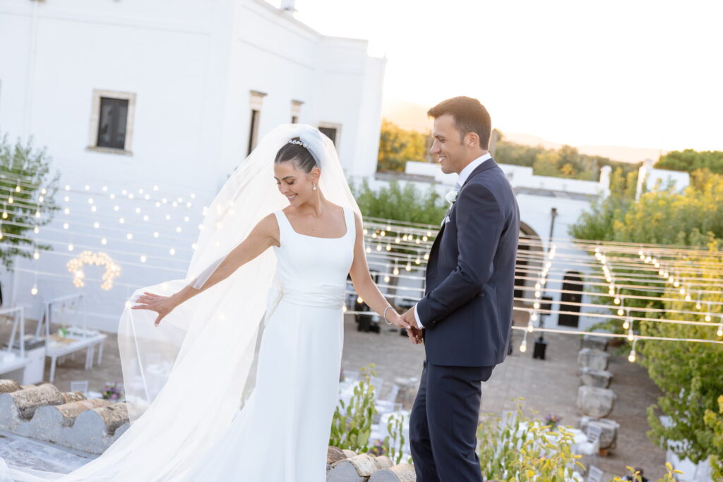 sposi sulla terrazza di una masseria in puglia